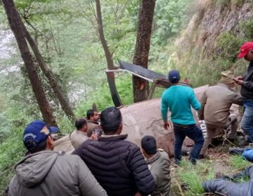 بھارت: اترا کھنڈ میں ہیلی کاپٹر گر کر تباہ، 6 افراد ہلاک