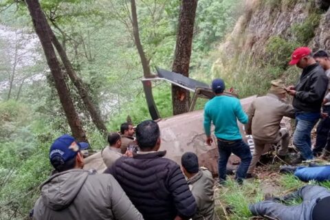 بھارت: اترا کھنڈ میں ہیلی کاپٹر گر کر تباہ، 6 افراد ہلاک