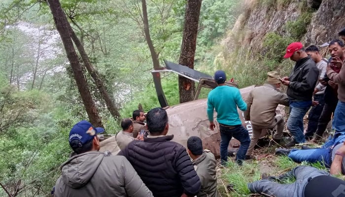 بھارت: اترا کھنڈ میں ہیلی کاپٹر گر کر تباہ، 6 افراد ہلاک