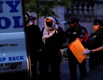 کولمبیا یونیورسٹی میں فلسطین کے حق میں احتجاج، درجنوں طلباء  گرفتار