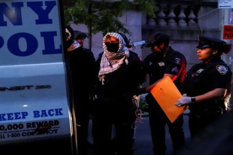 کولمبیا یونیورسٹی میں فلسطین کے حق میں احتجاج، درجنوں طلباء  گرفتار