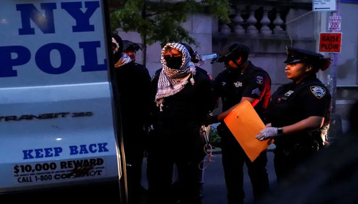کولمبیا یونیورسٹی میں فلسطین کے حق میں احتجاج، درجنوں طلباء  گرفتار